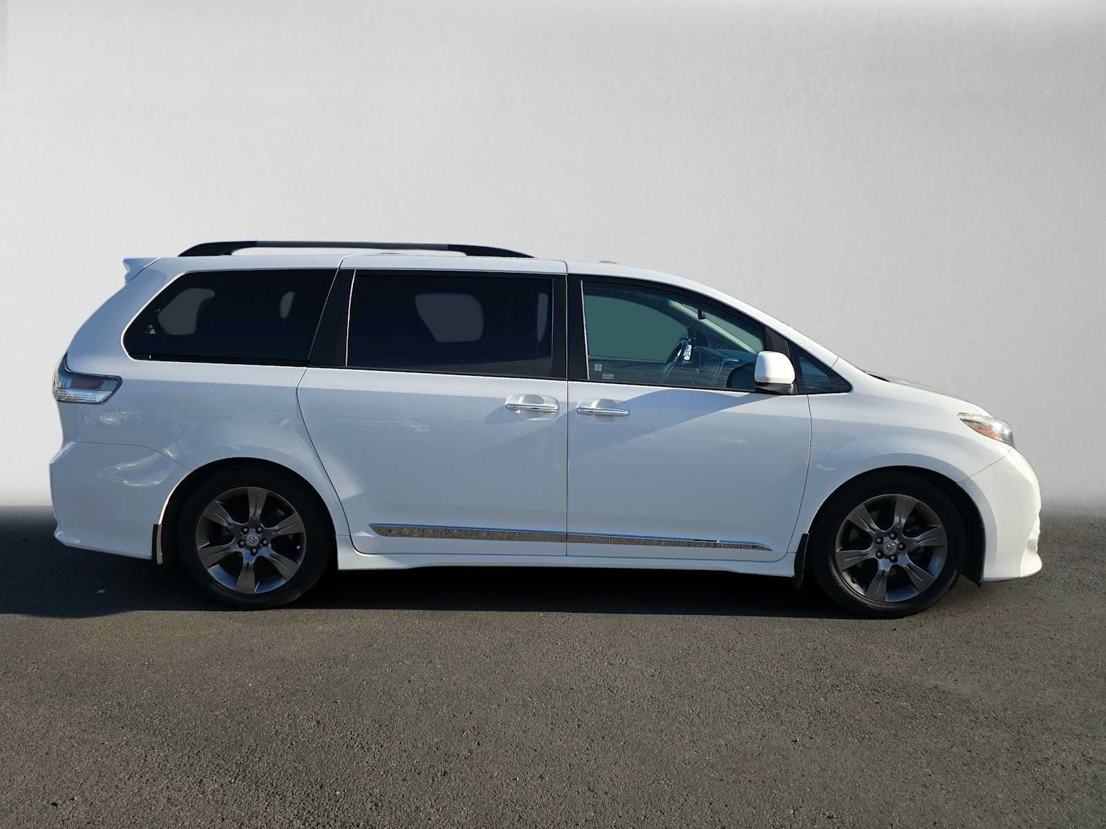 Used 2016 Toyota Sienna SE w/ SE Preferred Package FWD image 2