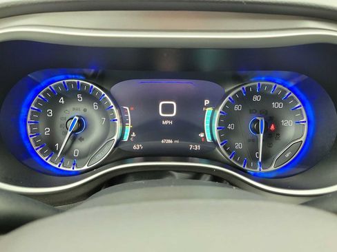 Used 2023 Chrysler Pacifica Touring-L FWD image 22