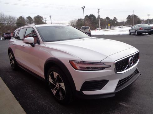 Used 2020 Volvo V60 T5 Cross Country w/ Protection Package Premier image 4