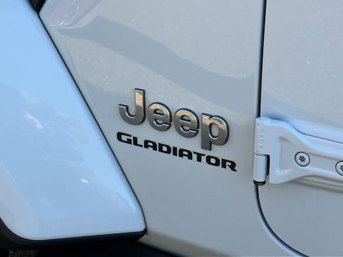 Used 2022 Jeep Gladiator Overland w/ Popular Equipment Package image 19