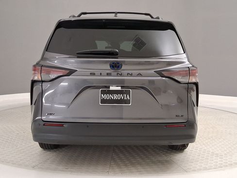 Used 2025 Toyota Sienna XLE w/ XLE Plus Package FWD image 32