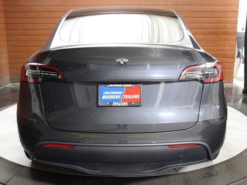 Used 2022 Tesla Model Y Long Range image 13