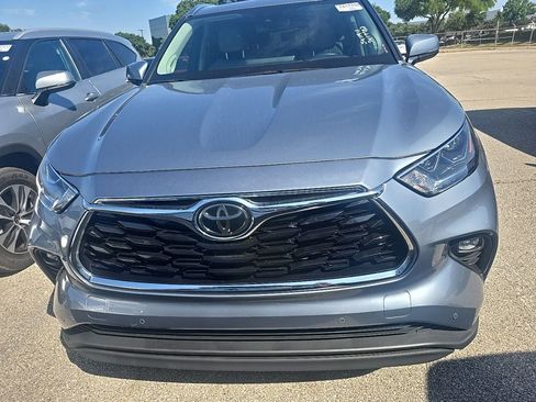 Used 2023 Toyota Highlander Limited FWD image 2