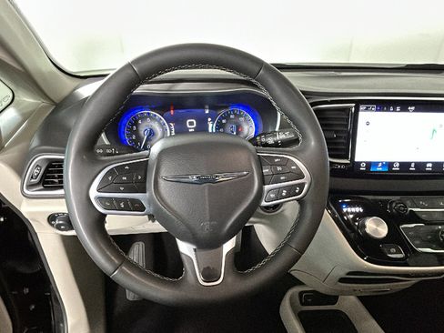 Used 2024 Chrysler Pacifica Touring-L FWD image 14