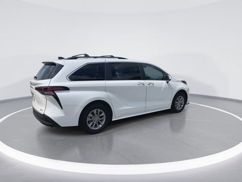 Used 2026 Toyota Sienna XLE FWD image 8