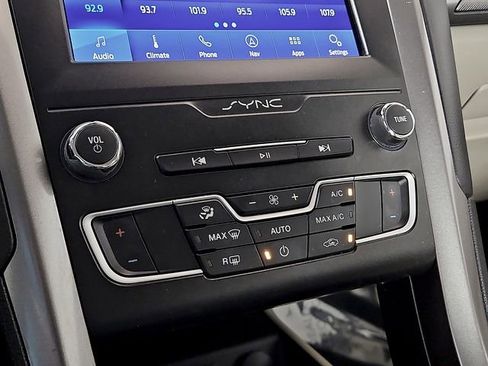 Used 2020 Ford Fusion SE image 16