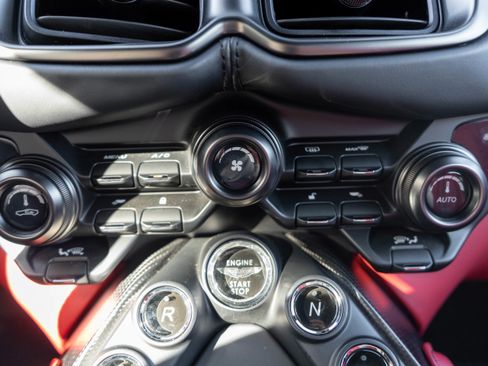 Used 2023 Aston Martin V8 Vantage Coupe image 22