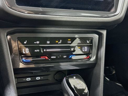 Used 2024 Volkswagen Tiguan SE w/ Panoramic Sunroof Package FWD image 23