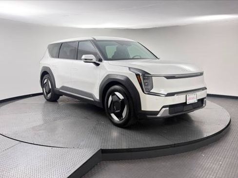Used 2024 Kia EV9 Light Long Range RWD image 11