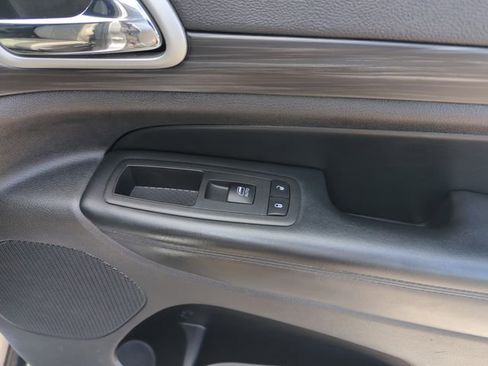 Used 2021 Jeep Grand Cherokee Laredo AWD/4WD image 31