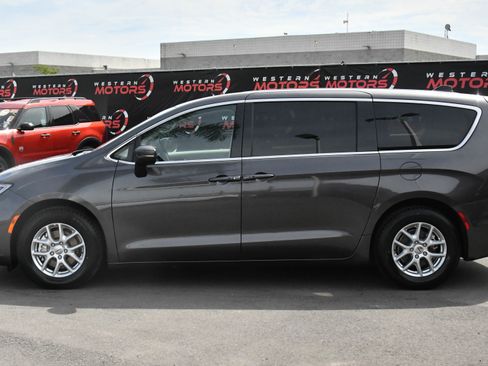 Used 2023 Chrysler Pacifica Touring-L FWD image 4