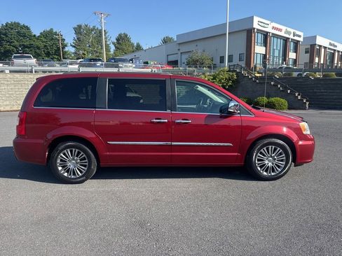 Used 2014 Chrysler Town & Country Touring-L w/ Driver Convenience Group FWD image 4