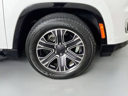 Used 2024 Jeep Wagoneer L Series II w/ Flexible Seating Group AWD/4WD image 40