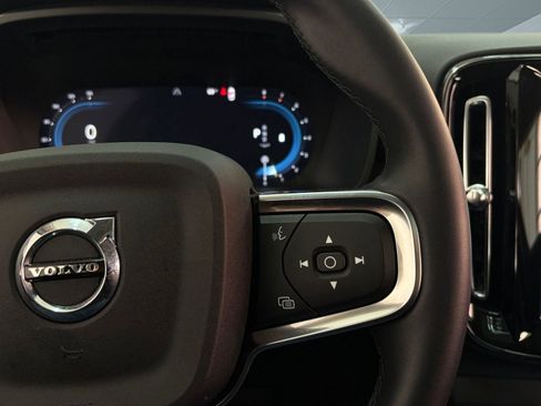 Used 2025 Volvo XC40 B5 Plus image 27