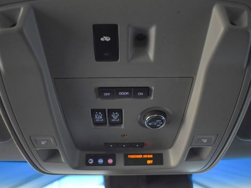 Used 2017 Cadillac Escalade Luxury image 25