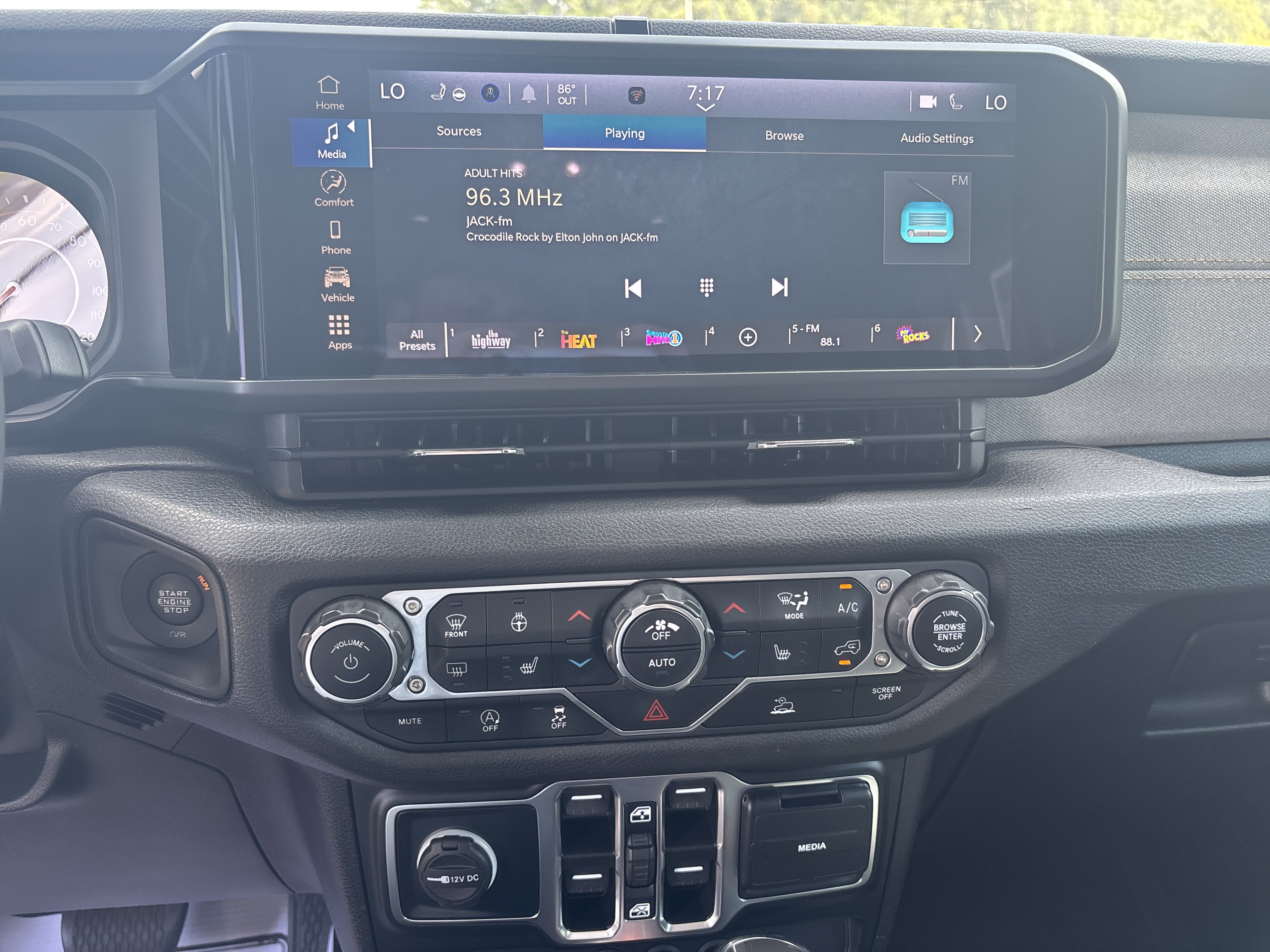 Used 2024 Jeep Gladiator Sport AWD/4WD image 19