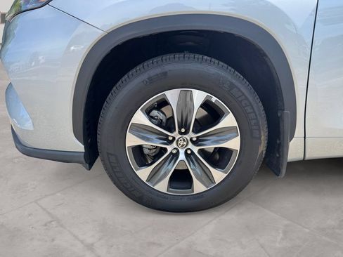Used 2024 Toyota Highlander XLE AWD/4WD image 14
