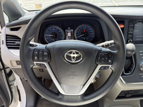 Used 2018 Toyota Sienna LE FWD image 46