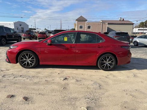 Used 2022 Toyota Camry SE image 2