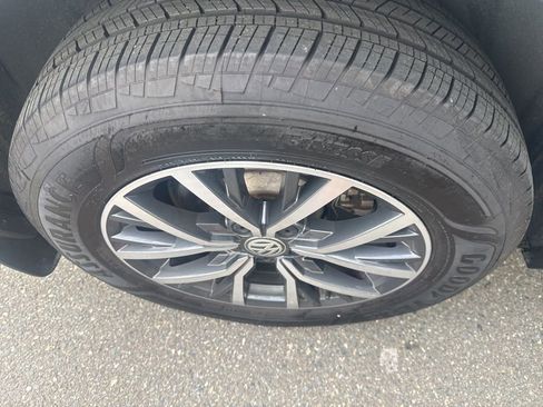 Used 2020 Volkswagen Tiguan SE image 14