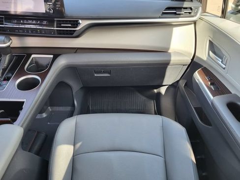 Used 2023 Toyota Sienna XLE FWD image 26