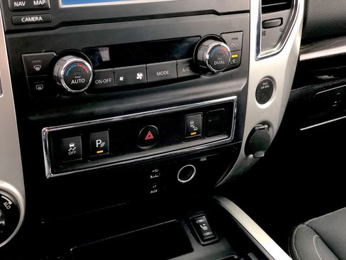 Used 2018 Nissan Titan SV w/ SV Convenience Package image 22