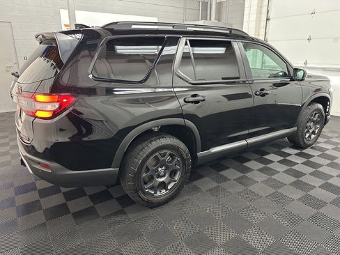 Used 2025 Honda Pilot TrailSport image 11