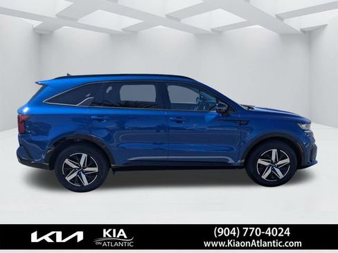 Used 2023 Kia Sorento S w/ Panoramic Sunroof Package image 2
