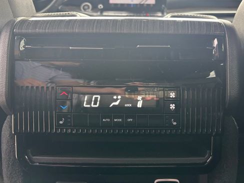 Used 2022 Jeep Wagoneer Series III AWD/4WD image 18