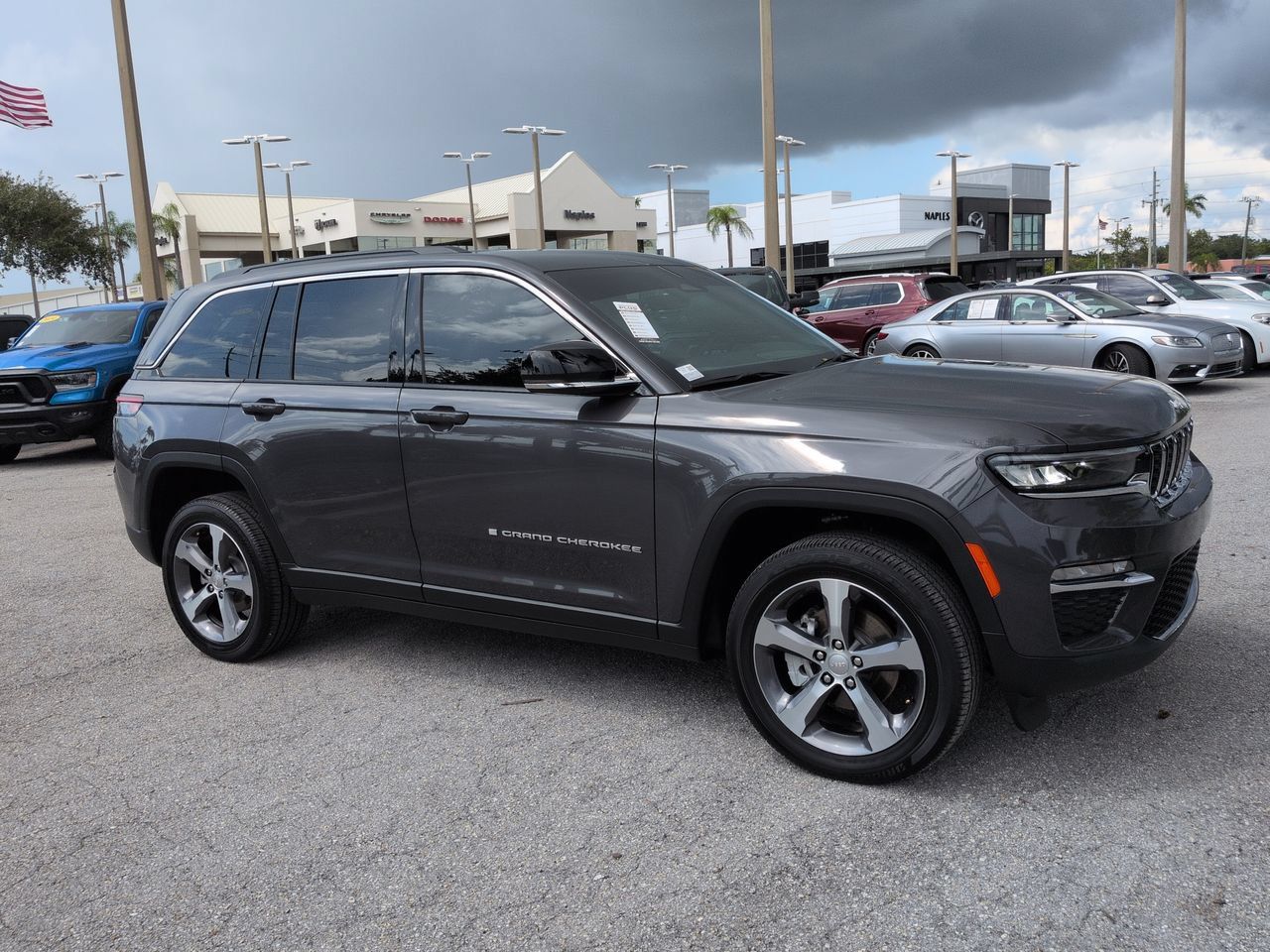 Used 2025 Jeep Grand Cherokee Limited AWD/4WD image 2