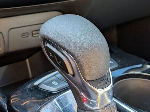Used 2025 Chevrolet Trax LT FWD image 18