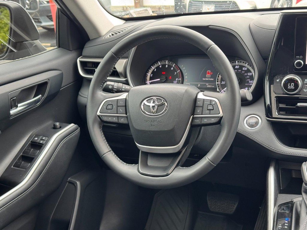Used 2023 Toyota Highlander XLE FWD image 19