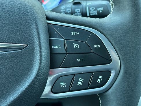 Used 2024 Chrysler Pacifica Select image 29