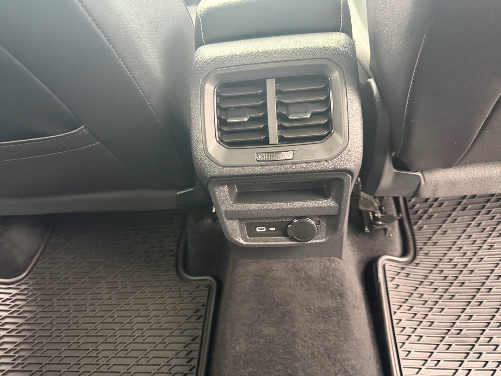 Used 2022 Volkswagen Tiguan SE FWD image 16
