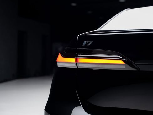 Used 2023 BMW i7 xDrive60 w/ Executive Package 2 image 27