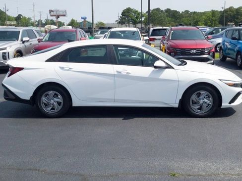 New 2026 Hyundai Elantra SE FWD image 4