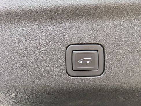 Used 2025 Chevrolet Suburban Z71 image 40