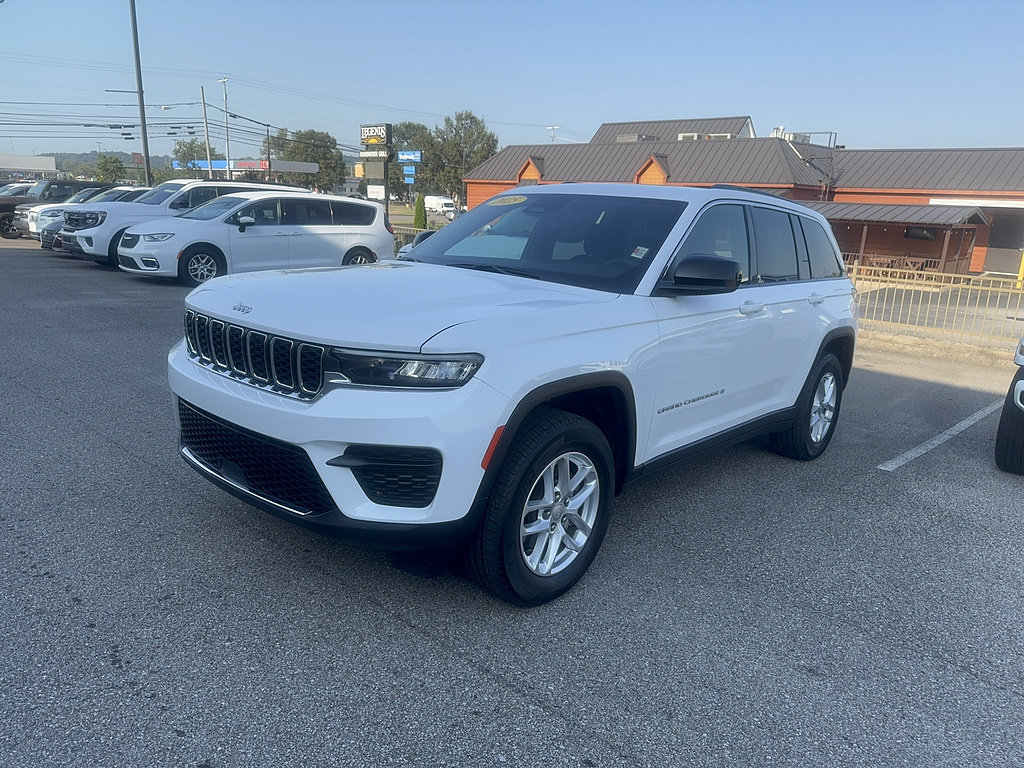 Used 2025 Jeep Grand Cherokee Laredo X w/ Luxury Tech Group I AWD/4WD image 3