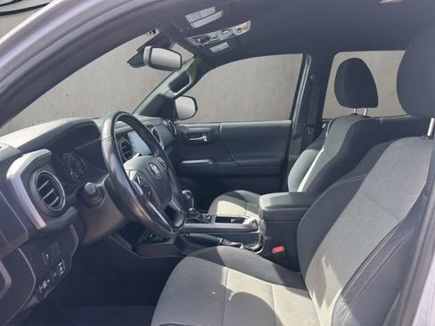 Used 2020 Toyota Tacoma TRD Off-Road AWD/4WD image 9