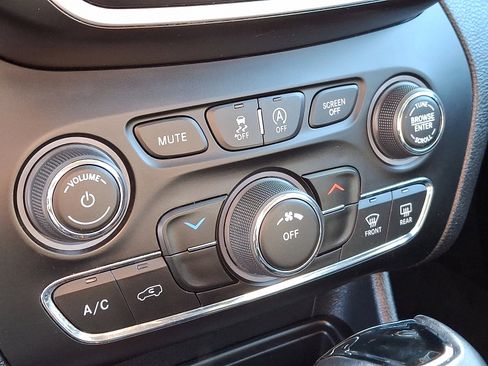 Used 2021 Jeep Cherokee Latitude Plus image 16