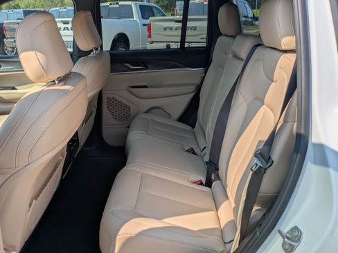 Used 2024 Jeep Grand Cherokee Limited RWD image 7