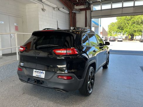 Used 2017 Jeep Cherokee High Altitude AWD/4WD image 10
