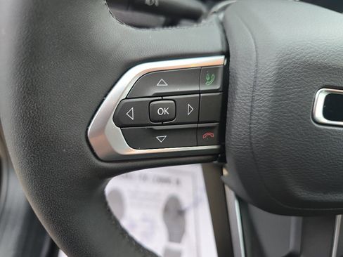 Used 2025 Jeep Compass Latitude image 22