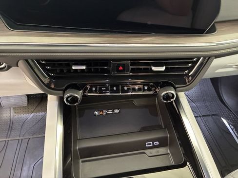 Certified 2025 Chevrolet Suburban Premier AWD/4WD image 21
