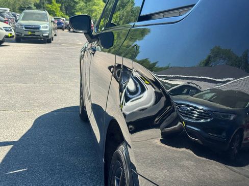Used 2019 Chrysler Pacifica Touring-L w/ S Appearance Package FWD image 19