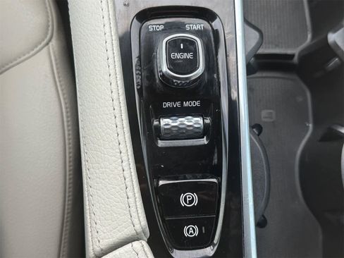 Used 2017 Volvo S90 T5 Momentum w/ Vision Package image 24