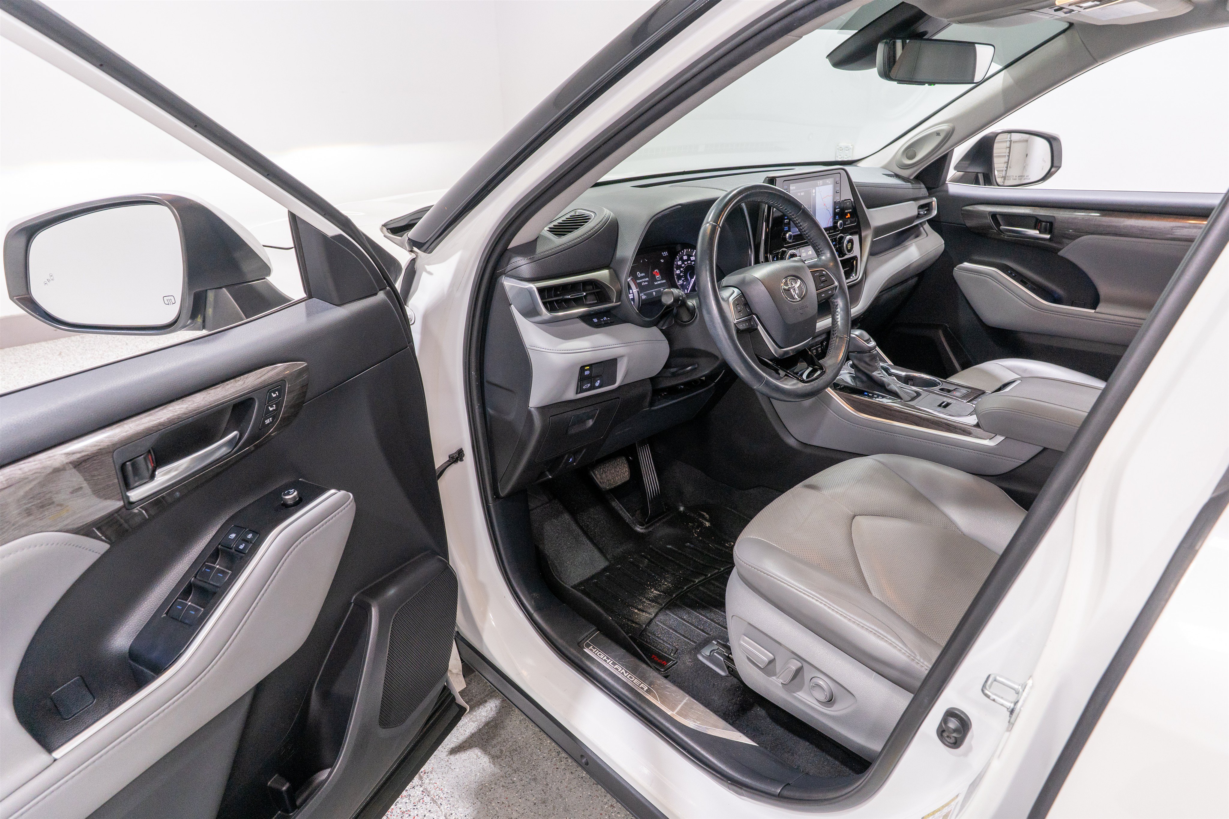 Used 2021 Toyota Highlander Limited FWD image 12