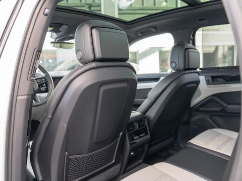 Used 2024 Porsche Cayenne image 26