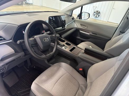 Used 2024 Toyota Sienna LE AWD/4WD image 8