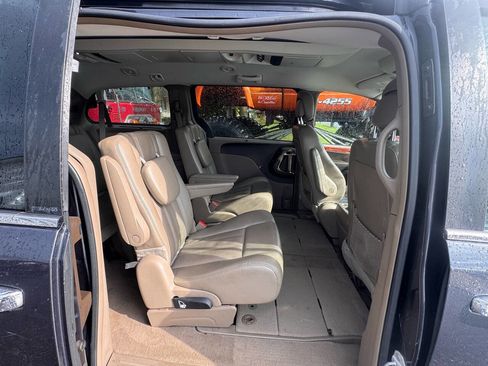 Used 2014 Chrysler Town & Country Touring-L w/ Driver Convenience Group image 24